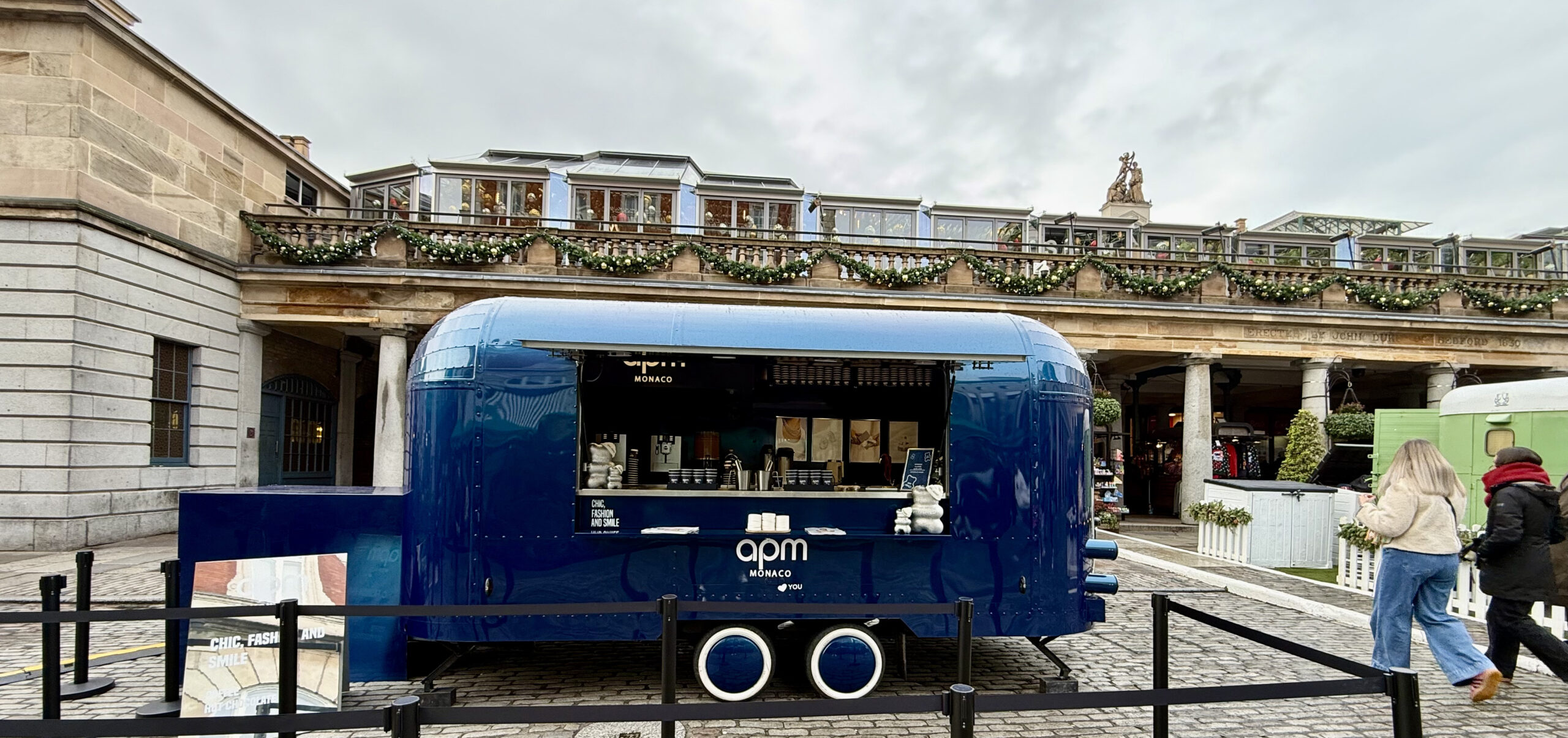 Caravane APM Monaco installée devant une boutique lors du roadshow européen Winter Collection