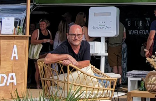 Nicolas, fondateur de NEVØ Consulting, en régie derrière la console pendant un événement
