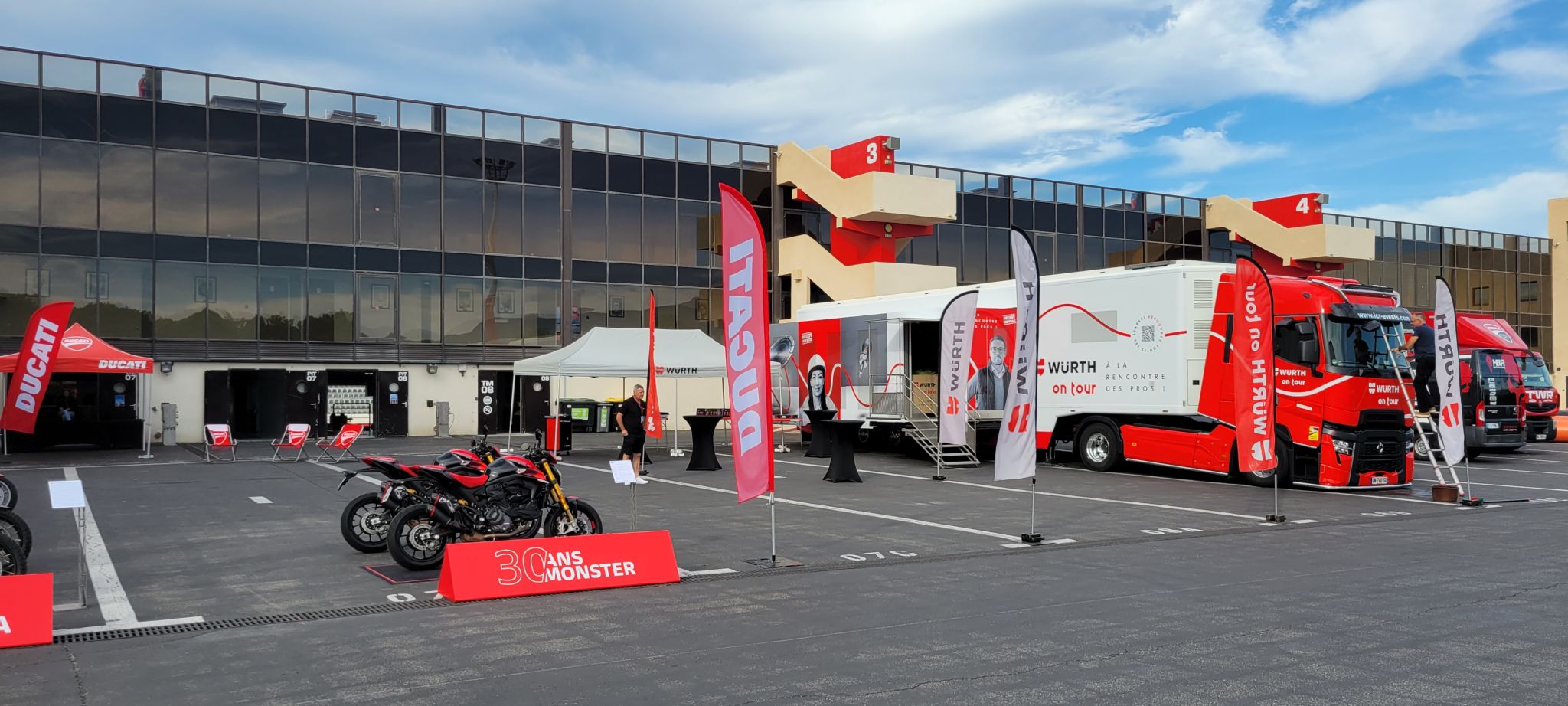Démonstration de la gamme professionnelle Würth auprès de revendeurs pendant la tournée B2B